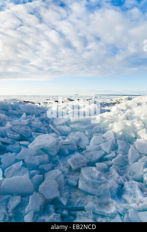 Haufen von gebrochenen Eisschollen auf der Ostsee-Küste Stockfoto