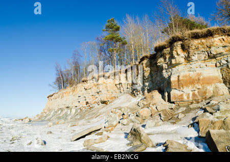 Estnische Kalkstein Nordufer an einem sonnigen Wintertag Stockfoto