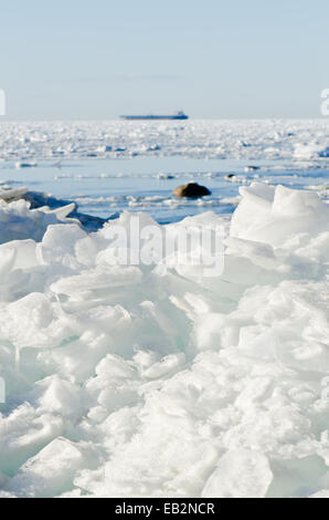 Haufen von gebrochenen Eisschollen auf der Ostsee-Küste Stockfoto