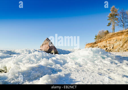 Estnische Kalkstein Nordufer an einem sonnigen Wintertag Stockfoto