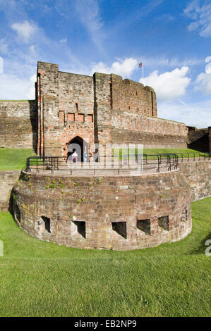 Die innere Torhaus und Half Moon Batterie betrachtet aus der Vorburg, Carlisle Castle, Cumbria, Mary Queen of Scots wurde im Jahre 1568 auf der Burg inhaftiert Stockfoto