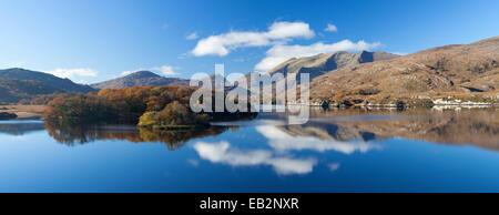 Die MacGillycuddy riecht nach Berge spiegeln sich in Upper Lake, Killarney Nationalpark, County Kerry, Irland. Stockfoto