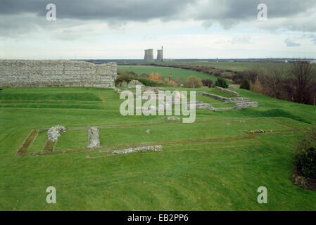 Erhöhten Blick auf Gebäude in der nordöstlichen Ecke mit Kühltürmen hinaus Richborough Castle, Kent, UK Stockfoto