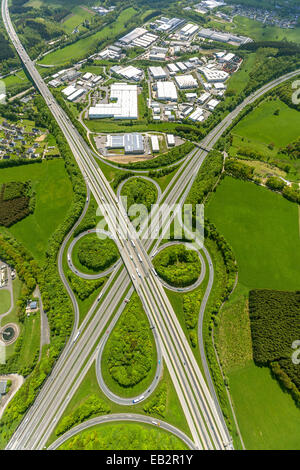 Luftaufnahme, Gewerbegebiet an der Autobahnausfahrt Wenden, Wenden A45, A4, Wenden, Nordrhein-Westfalen, Deutschland Stockfoto