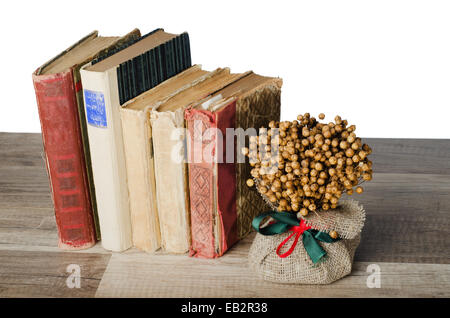 Stapel alter Bücher, isoliert auf weiss Stockfoto
