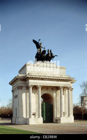 Wellington Arch erbaut 1830, große Bronzeskulptur hinzugefügt 1912, Hyde Park Corner, Westminster, London, England, UK. Stockfoto