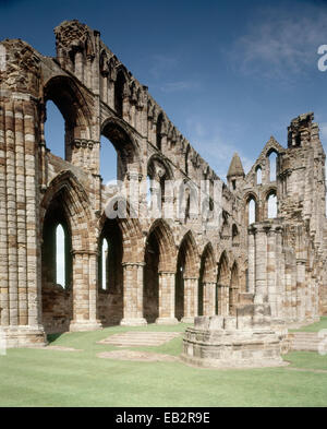 Reihe von Bögen in Ruinen, Whitby Abtei Whitby, Yorkshire, England, UK. Stockfoto