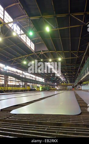 Blatt-Mühle in der Eisenmetallurgie Arbeit produziert Stahlbleche Stockfoto