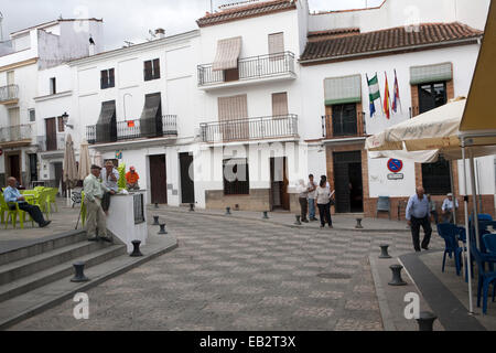 Menschen in Plaza Dorf Aroche, Sierra de Aracena, Provinz Huelva, Spanien Stockfoto