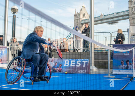 Rathaus, die Königin zu Fuß, London, UK. 24. November 2014. Der Bürgermeister von London, Boris Johnson, schließt sich mit einige der weltweit besten Rollstuhl-Tennis-Spieler, wie sie ihre Fähigkeiten vor dem Rathaus vor der bevorstehenden NEC Rollstuhl Tennis Masters gezeigt. Stockfoto