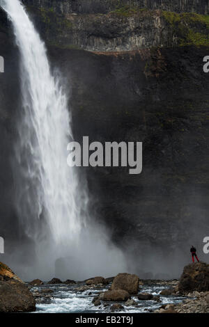 Ein Tourist steht an der Haifoss Wasserfall auf Fossá Í Thjósárdal Tal des Flusses, Thjorsardalur, Region Süd Stockfoto