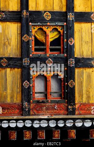 Reich verzierte Fenster in der Paro Dzong, Paro, Paro Bezirk, Bhutan Stockfoto