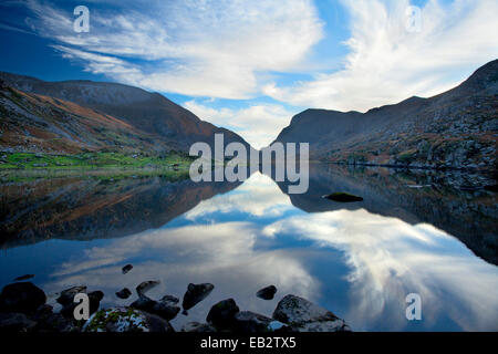 Die Macgillycuddys Reeks Berge spiegeln sich in Schwarzsee, Gap of Dunloe, County Kerry, Irland. Stockfoto