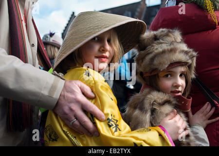 Musik, Tanz, Party und Kostüme im Karneval von Binche. Antike und repräsentative Kulturereignis von Wallonien, Belgien. Die carniva Stockfoto