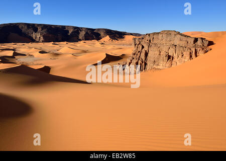 Die Sanddünen und Felsen von Moul Naga, Tadrart Region, Unesco World Heritage Site Tassili n' Ajjer-Nationalpark, die Wüste Sahara Stockfoto