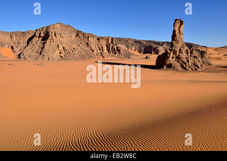 Sanddünen und Felsen von Moul Naga, Tadrart, Unesco World Heritage Site Tassili n' Ajjer Nationalpark, Wüste Sahara, Algerien Stockfoto