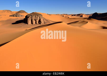 Die Sanddünen und Felsen von Moul Naga, Tadrart, Unesco World Heritage Site Tassili n' Ajjer-Nationalpark, die Wüste Sahara Stockfoto