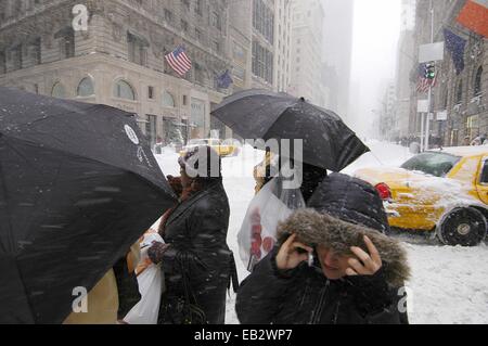 Passanten in einer Straße in New York City in einem Schneesturm. Stockfoto