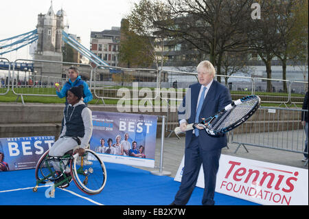 London, London, UK. 24. November 2014. Der Bürgermeister von London, Boris Johnson, schließt sich mit einige der weltweit besten Rollstuhl-Tennis-Spieler, wie sie ihre Fähigkeiten vor dem Rathaus vor der bevorstehenden NEC Rollstuhl Tennis Masters gezeigt. © Lee Thomas/ZUMA Draht/Alamy Live-Nachrichten Stockfoto