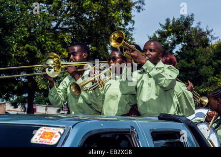 Eine Band spielt Musik für eine Hochzeit Prozession von einem Nutzfahrzeug in der Hauptstraße eines Dorfes. Stockfoto