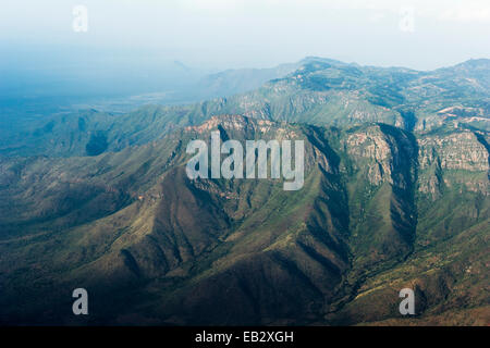 Gefaltet, schroffen Gipfeln und steilen Klippen Aufstieg aus dem Great Rift Valley in Afrika. Stockfoto
