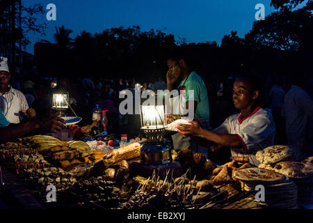 Stall Imbissstände bereiten frische Lebensmittel für Käufer auf einen Nachtmarkt am Indischen Ozean. Stockfoto