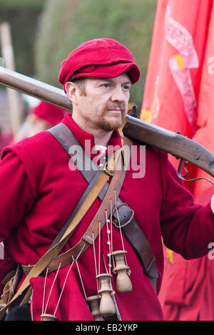 Männer, die Teilnahme an der Nachstellung der Schlacht Nantwich, 2014 Stockfoto