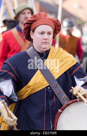 Männer und Frauen unter Par in die Nachstellung der Schlacht Nantwich, 2014 Stockfoto