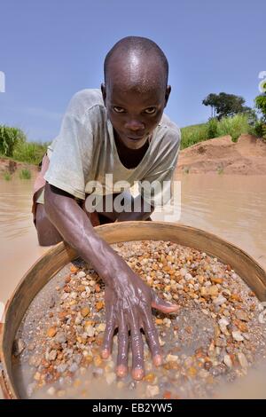 Diamant-Jäger auf der Suche nach Diamanten mit einem Sieb, in der Nähe von Koidu, Koidu-Sefadu, Kono District, Eastern Province, Sierra Leone Stockfoto