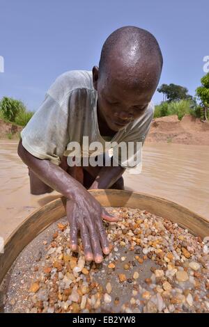 Diamant-Jäger auf der Suche nach Diamanten mit einem Sieb, in der Nähe von Koidu, Koidu-Sefadu, Kono District, Eastern Province, Sierra Leone Stockfoto