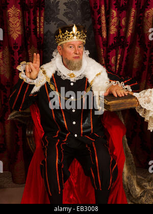 Königliche König bei seinem Amtsantritt einen feierlichen Eid schwören Stockfoto