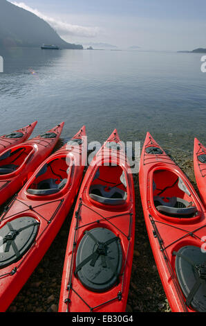 Roten Kajaks am Ufer im Hafen von Florenz auf Chichagof Island im Südosten Alaskas. Stockfoto