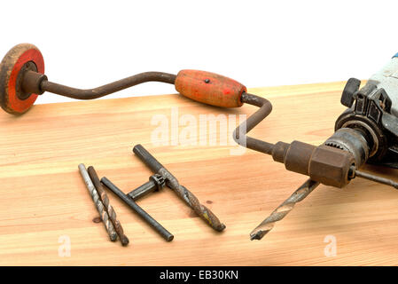 alten benutzten Werkzeuge auf dem Schreibtisch aus Holz Stockfoto