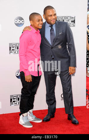 Anthony Anderson und Nathan Anderson besuchen den 42. Annual American Music Awards im Nokia Theatre L.A. Live am 23. November 2014 in Los Angeles, Kalifornien. / Picture alliance Stockfoto