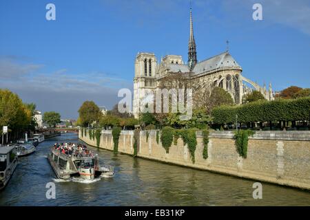 Sightseeing-Boot auf der Seine vor der Kathedrale Notre Dame, Paris, Frankreich Stockfoto