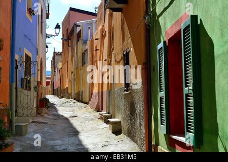 Bunte Häuser in einer schmalen Gasse der Altstadt, Bosa, Provinz Oristano, Sardinien, Italien Stockfoto