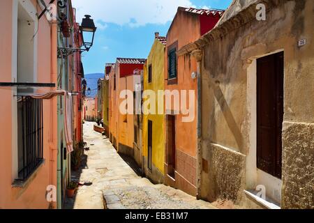 Bunte Häuser in einer schmalen Gasse der Altstadt, Bosa, Provinz Oristano, Sardinien, Italien Stockfoto