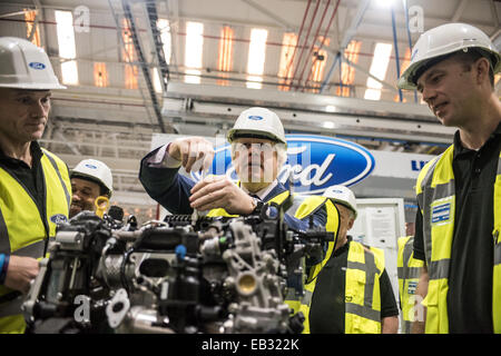 London, UK. 25. November 2014. Der Bürgermeister von London, Boris Johnson besucht das Ford Motor Dagenham Hightech-Motorenwerk in London – eine der größten und ältesten Fabriken dieser Art in Europa. Bildnachweis: Piero Cruciatti/Alamy Live-Nachrichten Stockfoto