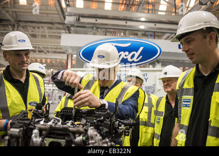 London, UK. 25. November 2014. Der Bürgermeister von London, Boris Johnson besucht das Ford Motor Dagenham Hightech-Motorenwerk in London – eine der größten und ältesten Fabriken dieser Art in Europa. Bildnachweis: Piero Cruciatti/Alamy Live-Nachrichten Stockfoto