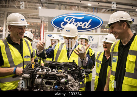 London, UK. 25. November 2014. Der Bürgermeister von London, Boris Johnson besucht das Ford Motor Dagenham Hightech-Motorenwerk in London – eine der größten und ältesten Fabriken dieser Art in Europa. Bildnachweis: Piero Cruciatti/Alamy Live-Nachrichten Stockfoto