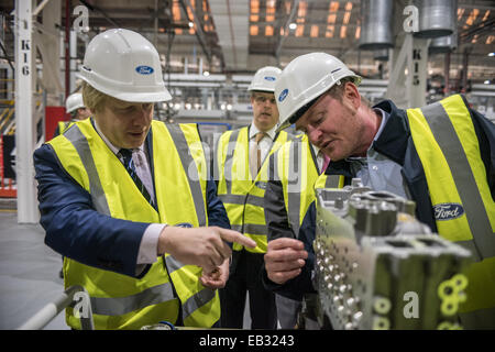 London, UK. 25. November 2014. Der Bürgermeister von London, Boris Johnson besucht das Ford Motor Dagenham Hightech-Motorenwerk in London – eine der größten und ältesten Fabriken dieser Art in Europa. Bildnachweis: Piero Cruciatti/Alamy Live-Nachrichten Stockfoto