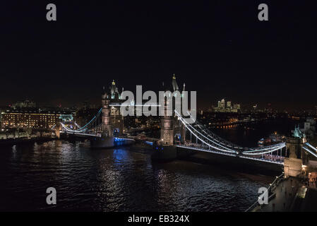 9. Stock, Rathaus, London, UK. 24. November 2014. Temperaturen werden drastisch sinken, da London eine kalten klare Nacht erlebt. Im Bild: Entnommen aus der 9. Etage des Rathauses, glitzern Tower Bridge und die Canary Wharf unter der klaren Winternacht Himmel. Stockfoto