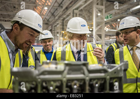 London, UK. 25. November 2014. Der Bürgermeister von London, Boris Johnson besucht das Ford Motor Dagenham Hightech-Motorenwerk in London – eine der größten und ältesten Fabriken dieser Art in Europa. Bildnachweis: Piero Cruciatti/Alamy Live-Nachrichten Stockfoto