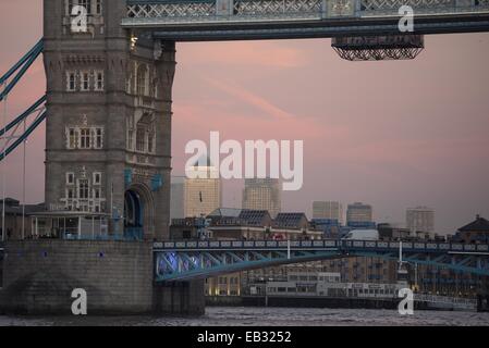 London, UK. 24. November 2014. Der letzte Blush Pink erscheint in den Londoner Himmel wie ein hell, aber kalten Wintertag zu einem Ende kommt. Im Bild: Canary Wharf glitzert in der Sonne am Tag mit Tower Bridge im Vordergrund. Bildnachweis: Lee Thomas/ZUMA Draht/Alamy Live-Nachrichten Stockfoto