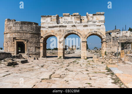 Nordtor von Hierapolis, antike griechische Stadt, UNESCO-Weltkulturerbe, in der Nähe von Pamukkale, Phrygien, Provinz Denizli, Türkei Stockfoto