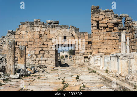 Byzantinische Tor und Arcade-Straße, das Nordgatter hinter Hierapolis, antike griechische Stadt, UNESCO-Welterbe, in der Nähe von Pamukkale Stockfoto