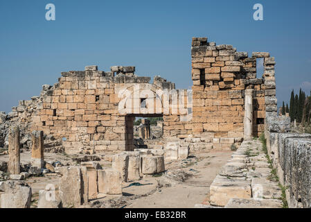 Byzantinische Tor und Arcade-Straße, Hierapolis, antike griechische Stadt, UNESCO-Welterbe, in der Nähe von Pamukkale, Phrygien Stockfoto