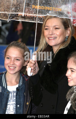 Kate Moss und Tochter Lila Grace Moss für die Paddington-Filmpremiere im Odeon Leicester Square in London ankommen. 23/11/2014/Picture alliance Stockfoto