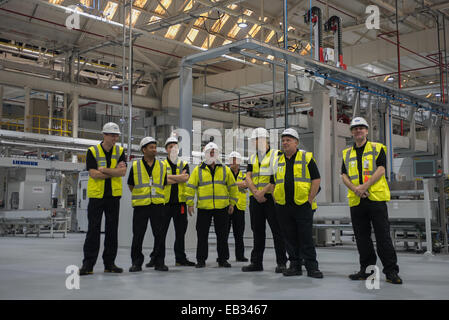 London, UK. 25. November 2014. Der Bürgermeister von London, Boris Johnson besucht das Ford Motor Dagenham Hightech-Motorenwerk in London – eine der größten und ältesten Fabriken dieser Art in Europa. Bildnachweis: Piero Cruciatti/Alamy Live-Nachrichten Stockfoto