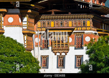 Kunstvoll geschnitzten und bemalten Fenstern und Balkonen auf einer alten buddhistischen Kloster Fassade. Stockfoto